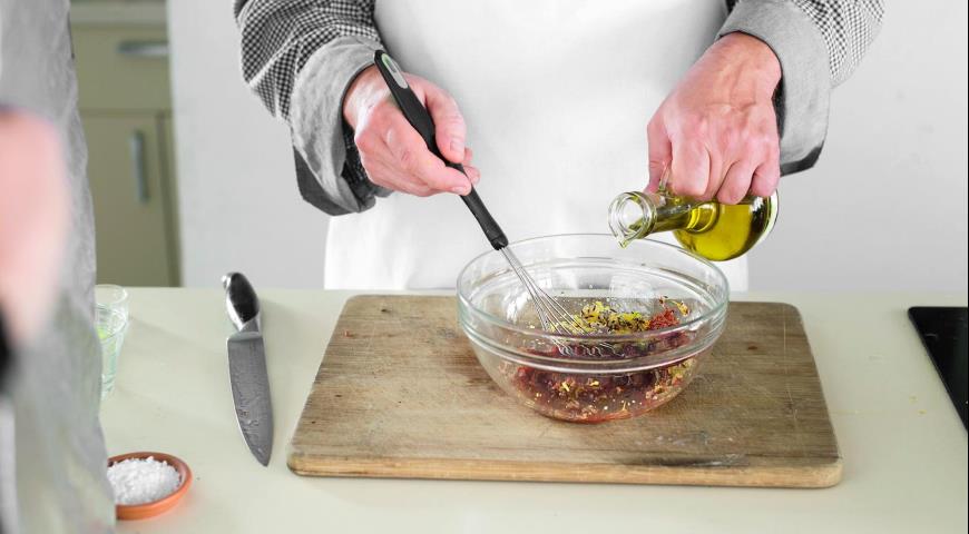 Фото приготовления рецепта: Салат из цикория с овощами, шаг №5