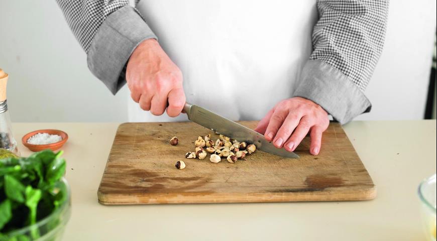 Фото приготовления рецепта: Салат из груш с фетой и шпинатом, шаг №3