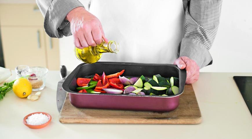 Фото приготовления рецепта: Салат из цикория с овощами, шаг №3