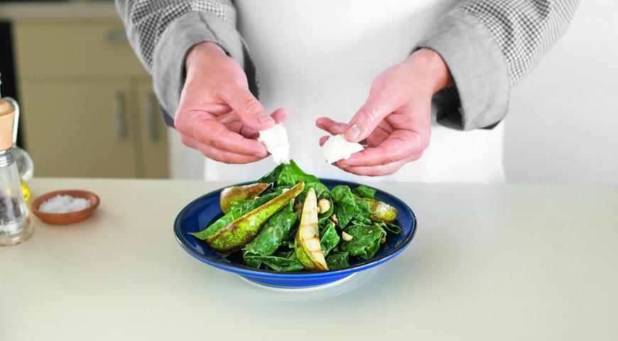 Фото приготовления рецепта: Салат из груш с фетой и шпинатом, шаг №6