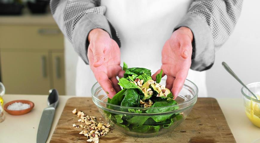 Фото приготовления рецепта: Салат из груш с фетой и шпинатом, шаг №5