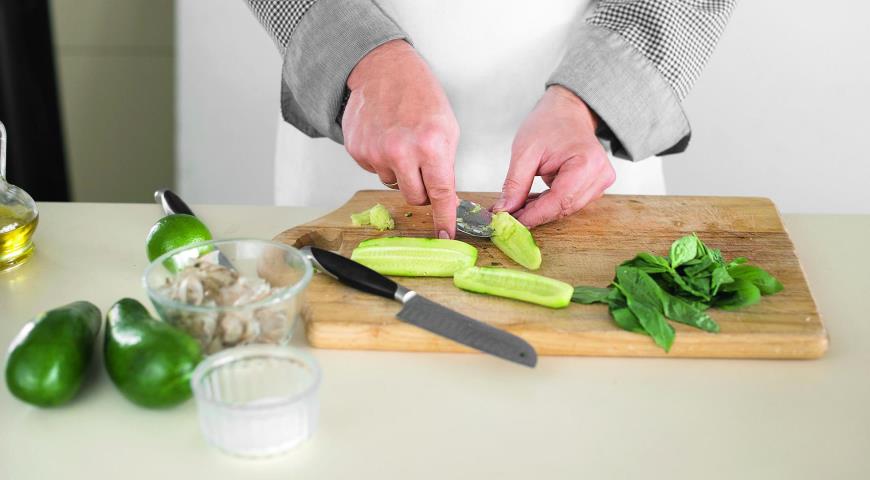 Фото приготовления рецепта: Салат из авокадо с креветками и огурцами, шаг №4
