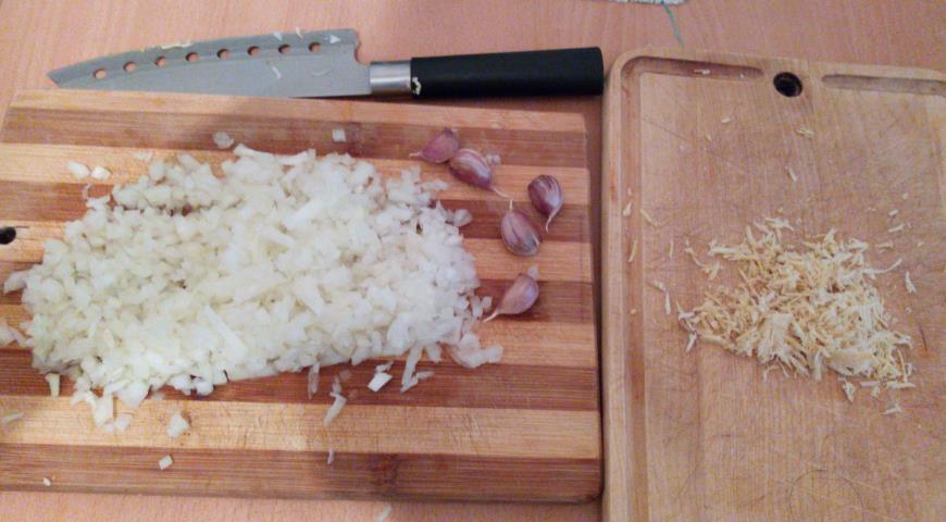 Нарезаем лук и хрен для сметанного соуса