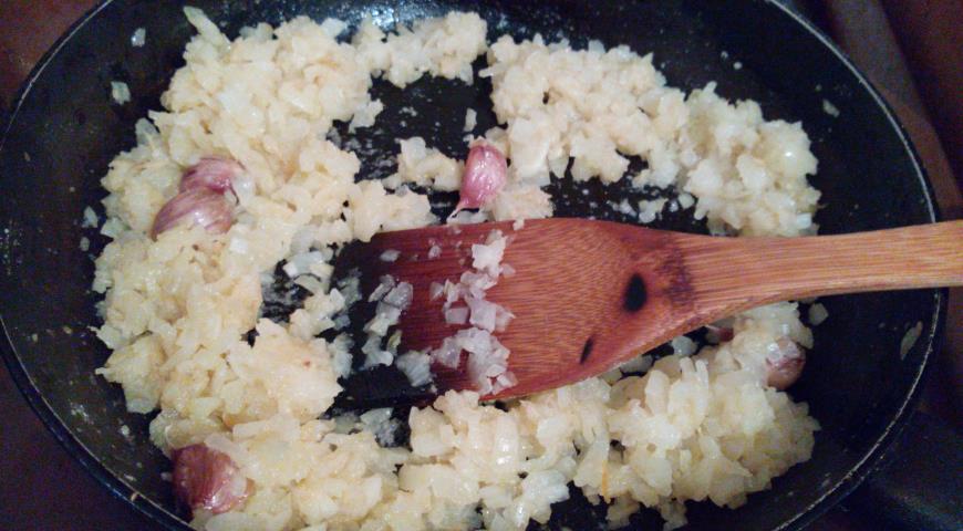 Обжариваем лук с чесноком для хренно-сметанного соуса