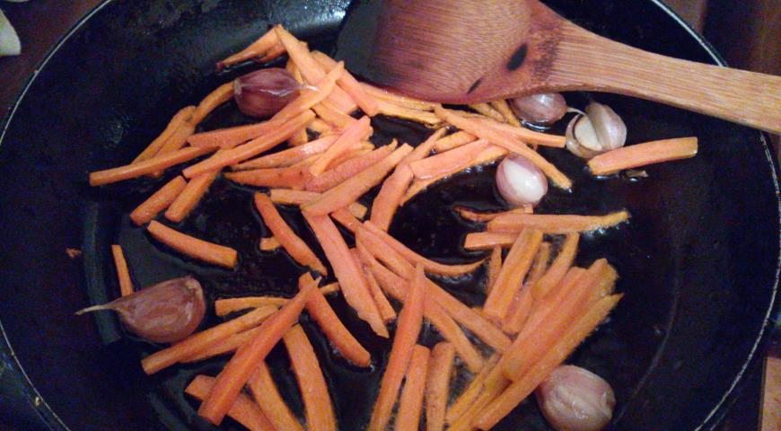 Обжариваем морковь с чесноком для теплого салата