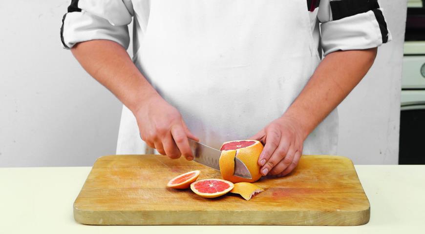 Фото приготовления рецепта: Салат из грейпфрутов с мятой, шаг №2