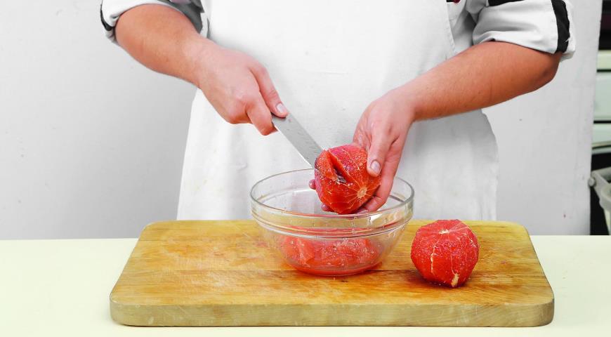 Фото приготовления рецепта: Салат из грейпфрутов с мятой, шаг №3