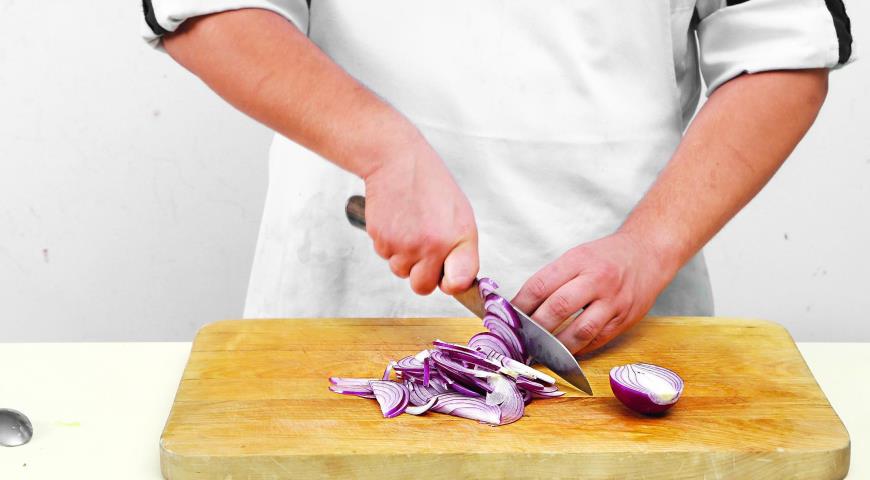 Фото приготовления рецепта: Салат из печеных и свежих овощей с чиабаттой, шаг №4