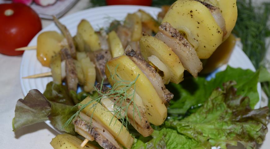 Картофельный кебаб с салом и луком пореем