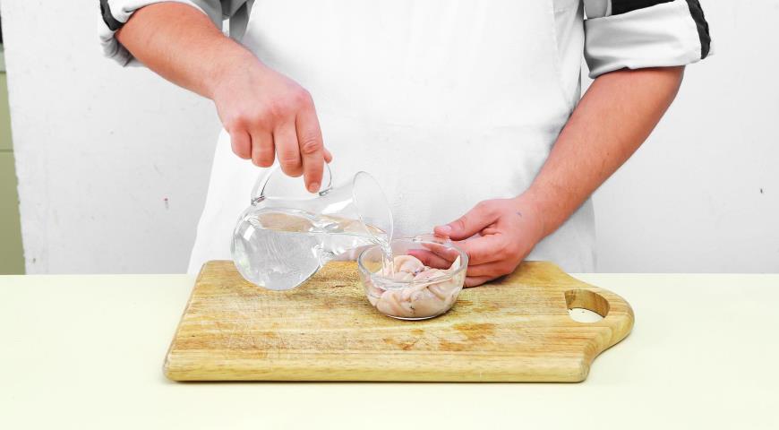 Фото приготовления рецепта: Салат из копченой рыбы с кальмарами и булгуром, шаг №1