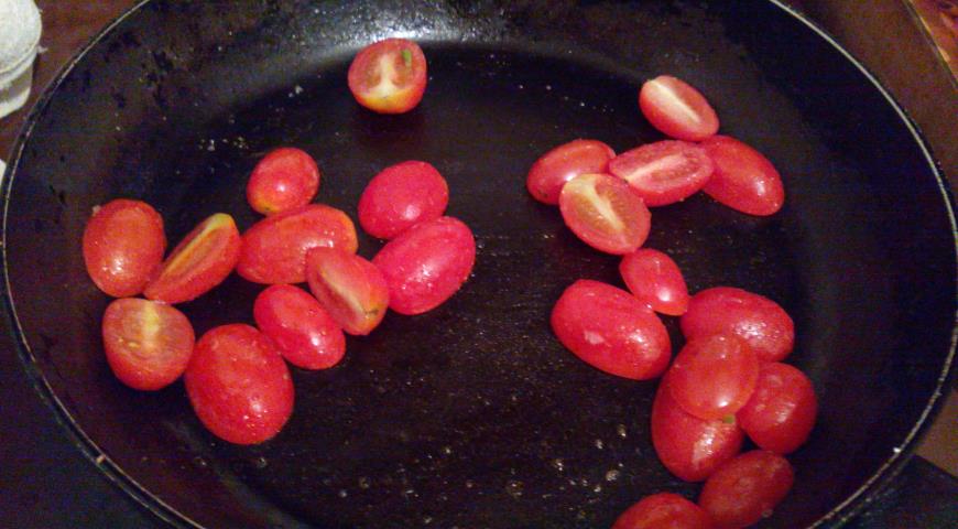 Обжариваем помидоры черри для теплого салата