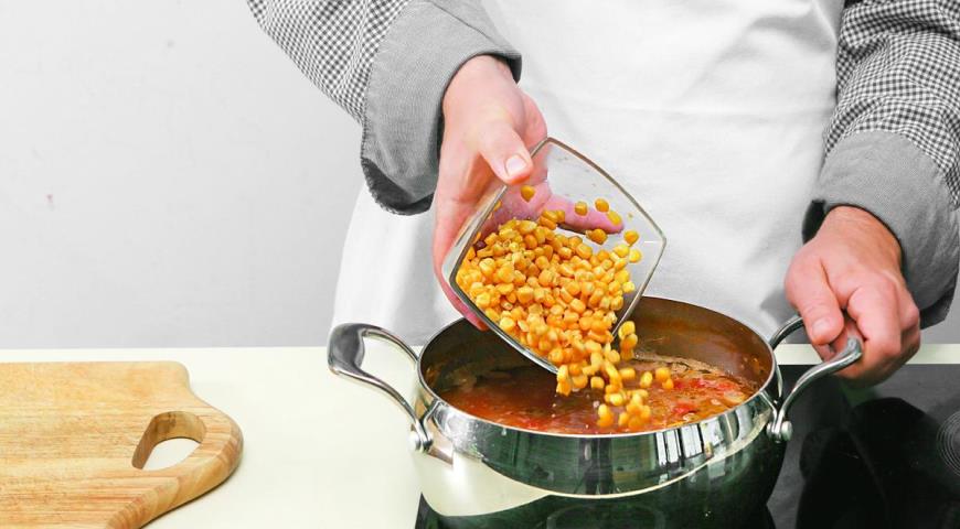 Фото приготовления рецепта: Суп из курицы с перловкой, кукурузой и фасолью , шаг №4