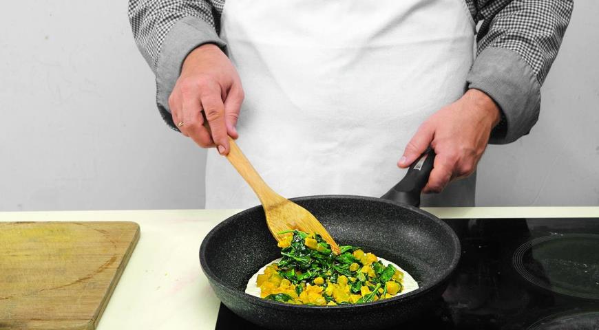 Фото приготовления рецепта: Кесадильи с тыквой и шпинатом, шаг №3