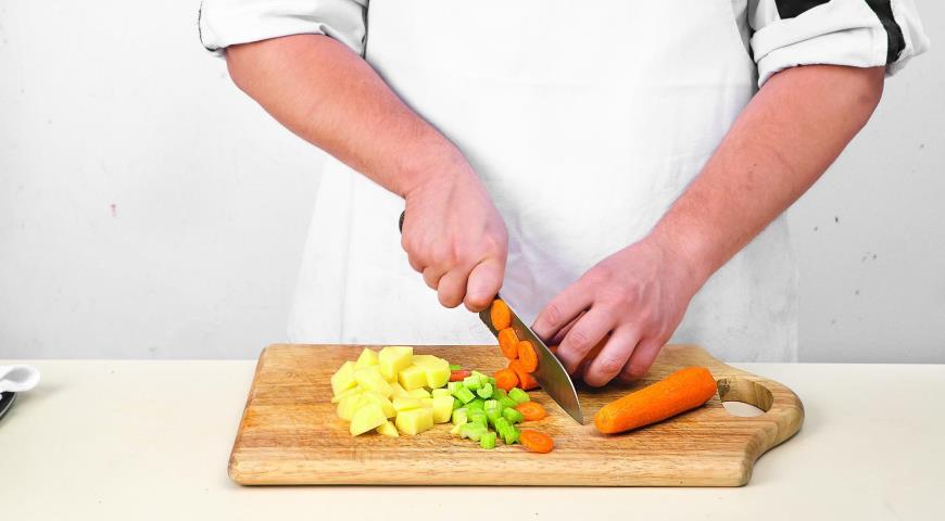 Фото приготовления рецепта: Морковный суп с зеленым маслом, шаг №3