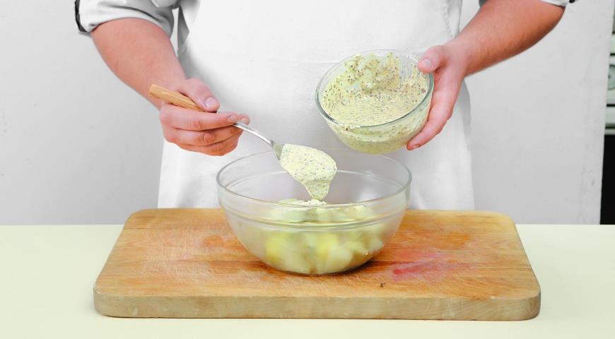 Фото приготовления рецепта: Салат из скумбрии с картофелем и сельдереем, шаг №3