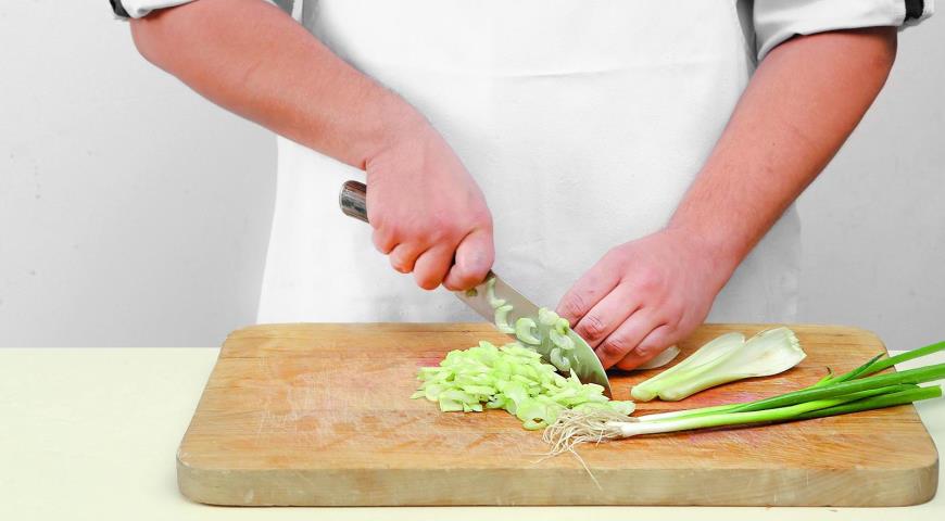 Фото приготовления рецепта: Салат из скумбрии с картофелем и сельдереем, шаг №2