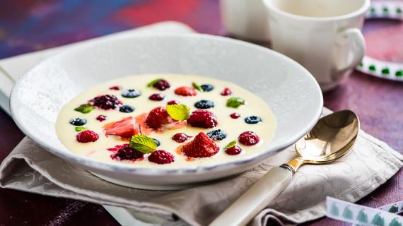 "Суп" из белого шоколада с тающими ягодами голубики, клубники и малины, рецепт