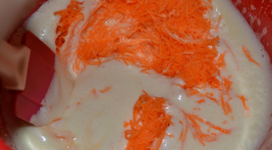 Добавляем тертую морковь к взбитым яйцам