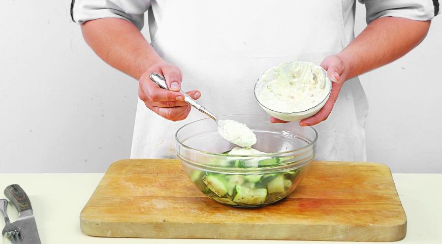 Фото приготовления рецепта: Салат из печеных цукини, шаг №5