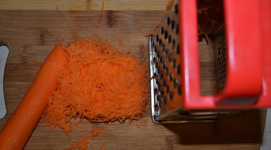 Натираем морковь для пирога