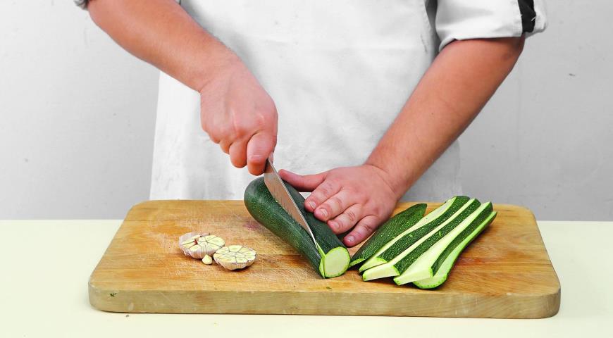 Фото приготовления рецепта: Салат из печеных цукини, шаг №1