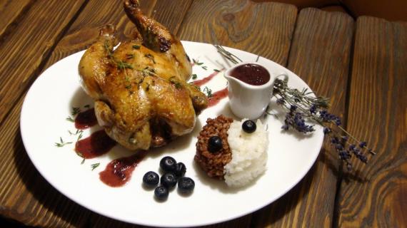 Цыпленок de Provence с ягодным соусом и двухцветным рисовым миксом, рецепт