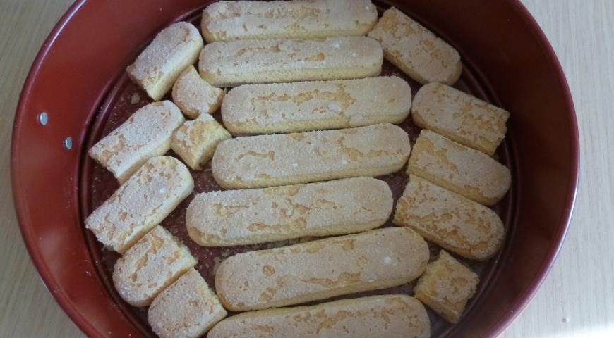 Выкладываем печенья для чизкейка в форму для выпекания