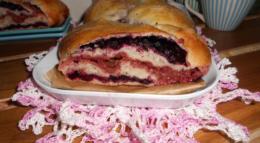Готовый пирог-плетёнка с ягодным ассорти