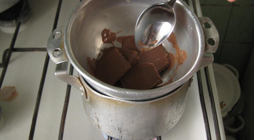 Растапливаем шоколад для кекса 