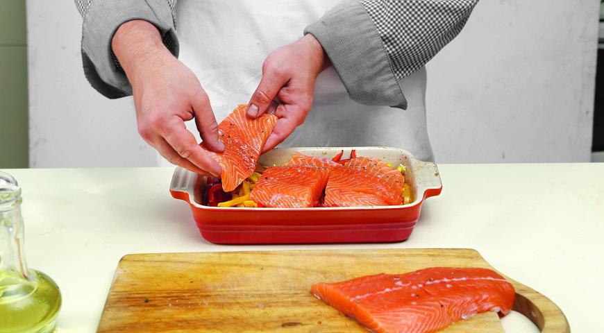 Фото приготовления рецепта: Запеченное рагу из рыбы с перцем, шаг №6