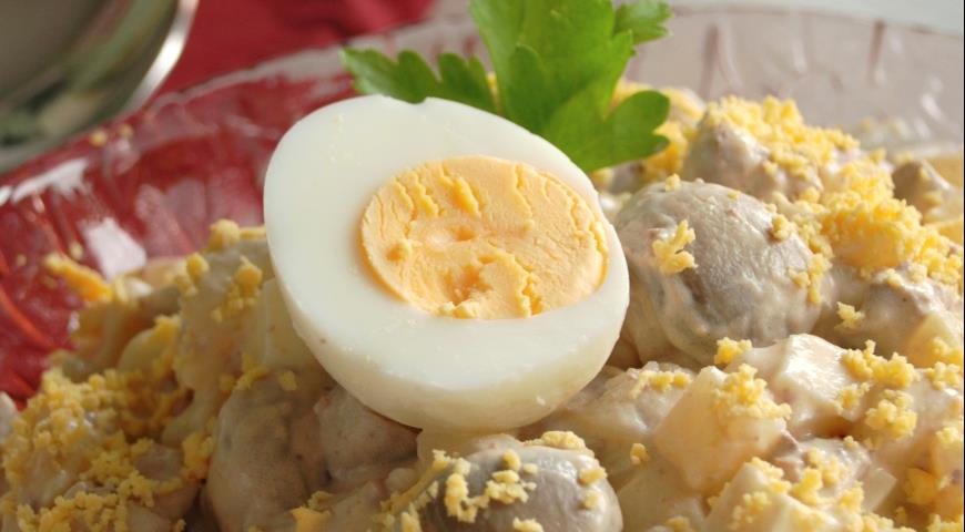 Салат "Русь" из куриных потрошков с грибами и солеными огурцами