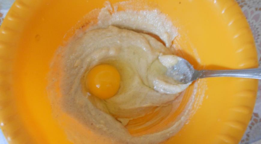 Добавляем яйцо в тесто для "Курабье"