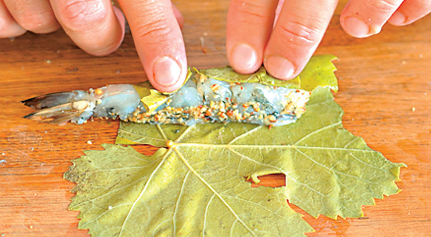 Фото приготовления рецепта: Креветки в виноградных листьях с дуккой, шаг №2