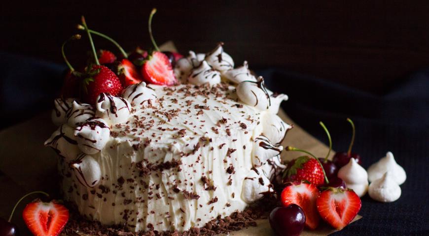 Готовим бисквитный торт с кремом и ягодами