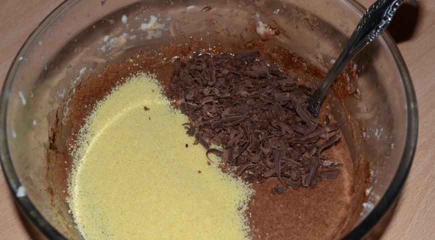 Затем добавляем кускус, шоколад и изюм