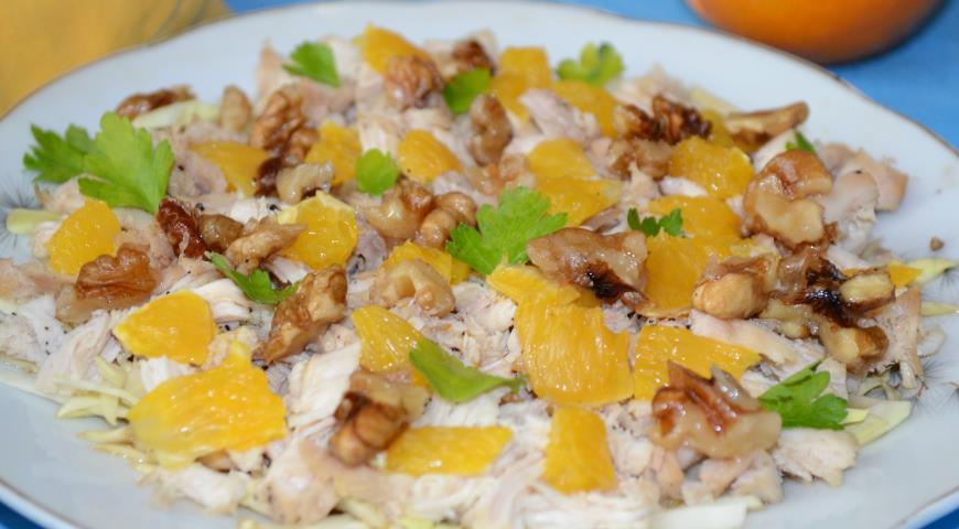 Готовим салат с курицей, апельсином и карамелизированными орехами