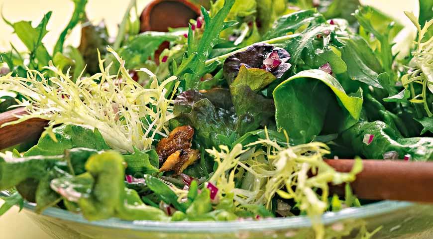 Зеленый салат с грецкими орехами