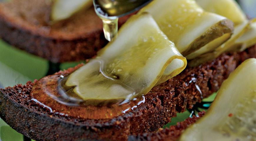 Рецепт Черный хлеб с огурцами и медом