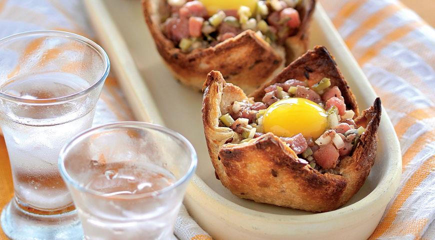 Рецепт Стейк тартар с перепелиным яйцом в корзиночках из тостов