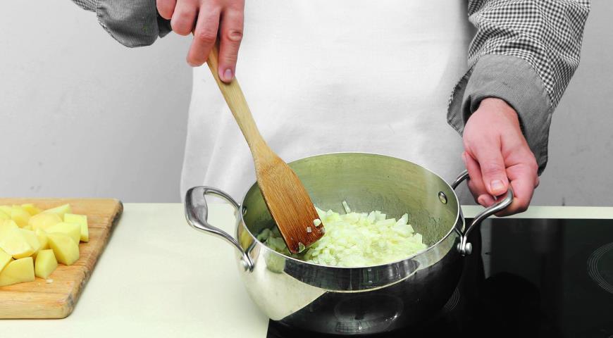 Фото приготовления рецепта: Рагу из капусты со сливками и яйцами, шаг №3