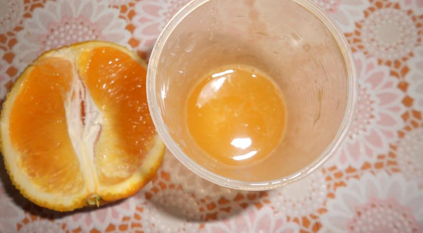 Выжимаем апельсиновый сок