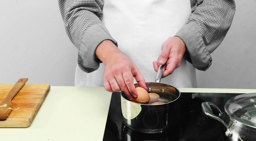 Фото приготовления рецепта: Рагу из капусты со сливками и яйцами, шаг №5