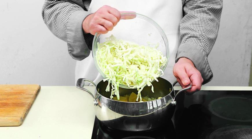 Фото приготовления рецепта: Рагу из капусты со сливками и яйцами, шаг №4