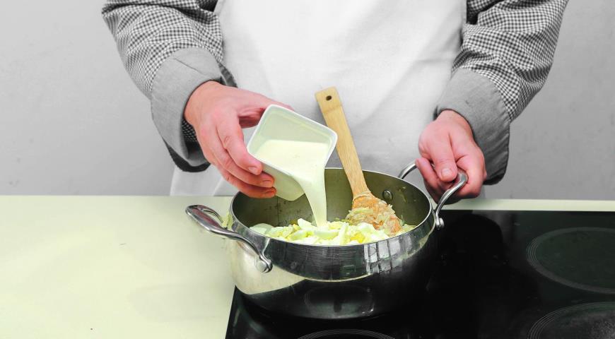Фото приготовления рецепта: Рагу из капусты со сливками и яйцами, шаг №6