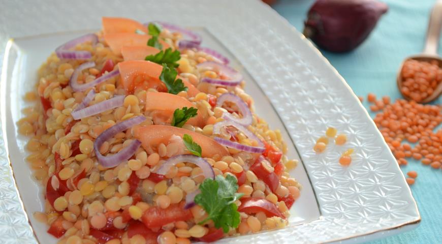 Рецепт Салат из чечевицы с маринованным луком