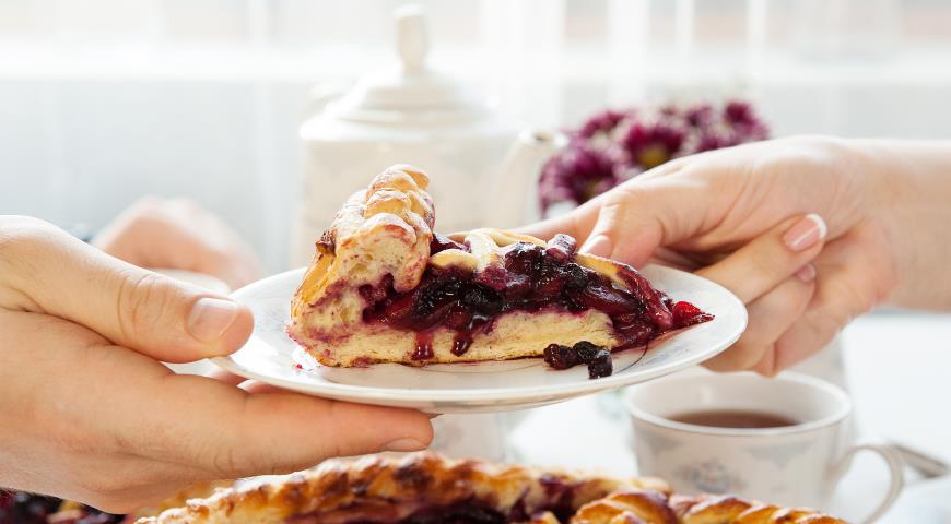Как готовить постный пирог с замороженными ягодами в духовке?