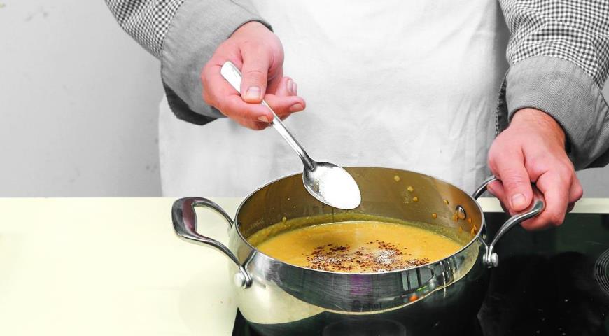 Фото приготовления рецепта: Густой суп из риса и чечевицы, шаг №6