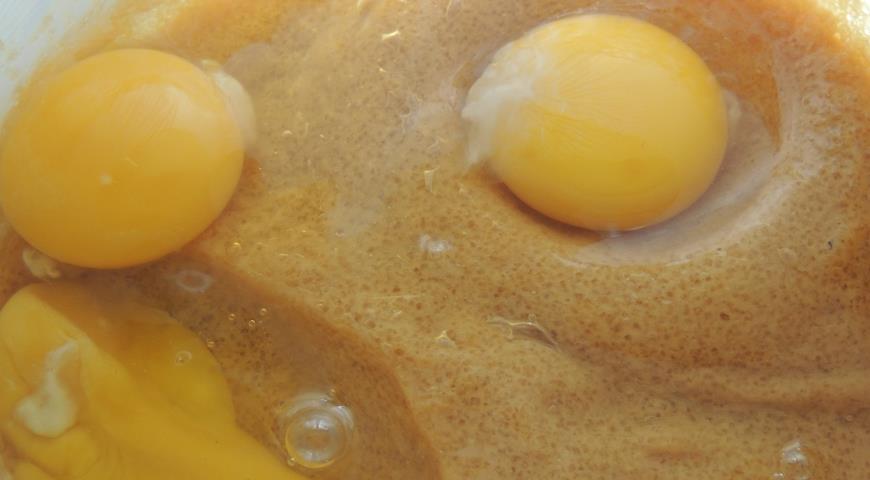 Смешиваем сахар и масло, добавляем яйца