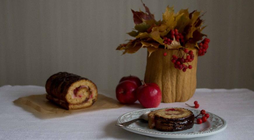 Вкусный осенний рулет с яблочным пюре, брусникой и шоколадом