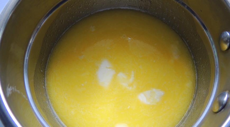 Нагреваем молоко с маргарином и добавляем яйца